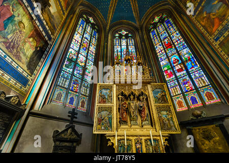 Un mur gothique avec trois vitraux de la Cathédrale St Vitus dans le complexe du château de Prague, en République Tchèque Banque D'Images