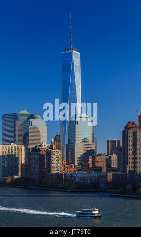 Une vue panoramique de la partie inférieure de Manhattan à New York City. Un NY Waterway Ferry peut être vu dans l'avant-plan et arrière-plan dans le WTC 1. Banque D'Images