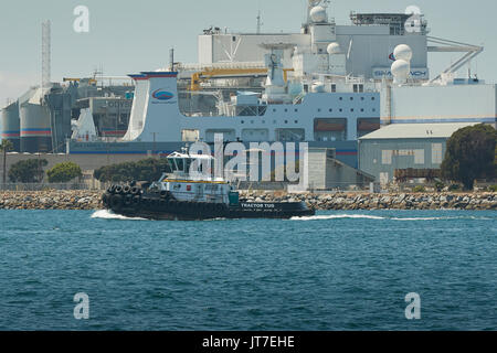 Remorqueur Tracteur Maritime du millénaire, TIM QUIGG en cours dans le terminal à conteneurs de Long Beach, Californie, USA. Banque D'Images