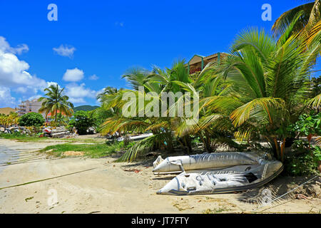 Une vue d'une plage de sable donnant sur Grand Bay à Philipsburg, St Maarten. Banque D'Images