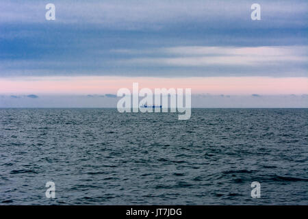 Seul un tanker contre un coucher de soleil en pleine mer sur la côte d'Odessa dans la soirée du 12 juillet 2017 Banque D'Images