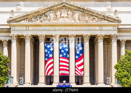 Washington DC, USA - 3 juillet 2017 : National Archives building sur national mall libre avec inscription et d'un drapeau Banque D'Images