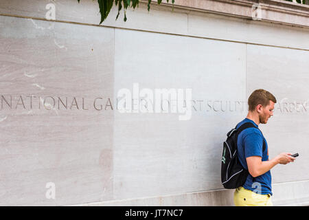 Washington DC, USA - 3 juillet 2017 : National Gallery of Art Sculpture Garden signe avec de tourisme Banque D'Images