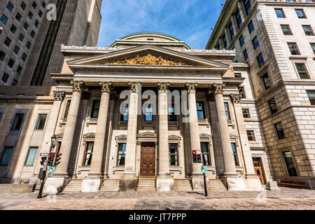 Montréal, Canada - le 28 mai 2017 : vieille ville théâtre Centaur et vieille bourse par place d'place des armes au cours de journée dehors avec inscription au Québec re Banque D'Images