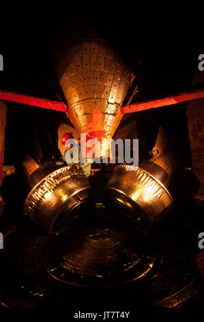 Un travailleur de la centrale au charbon inspecte les meules dans une chambre de broyage de charbon qui moud une fine poussière de charbon Banque D'Images