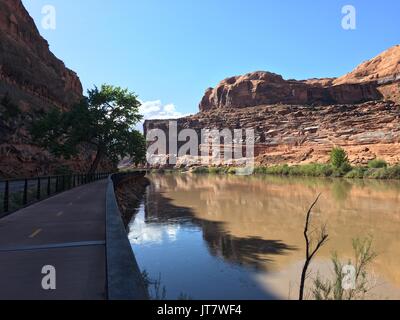 La Rivière Colorado qui serpente à travers les canyons de Moab, Utah. Banque D'Images