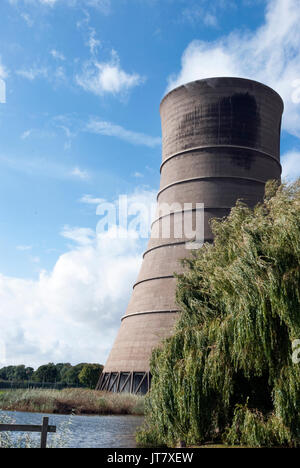 Tour de refroidissement, prise de vue en portrait d'une tour de refroidissement, centrale électrique, vapeur d'eau, cheminée, électricité, Au charbon, bassin d'eau froide, tour Banque D'Images