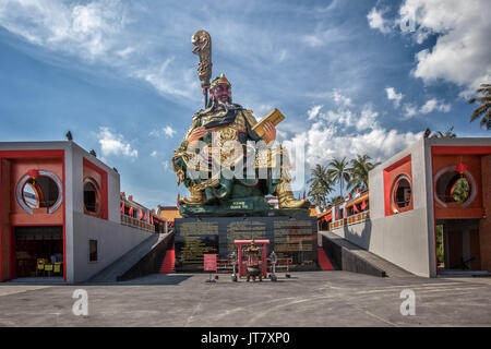 Grande statue de couleur chinois Guan Yu Hua Thanon, Koh Samui, Thaïlande Banque D'Images