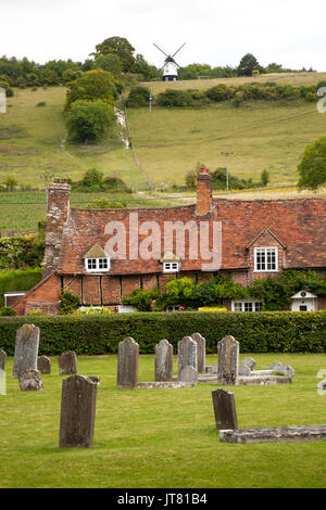 Les pierres tombales dans l'église paroissiale de St Marys Turville dans les collines de Chiltern Anglais avec vue sur country cottages vers Cobstone moulin Banque D'Images