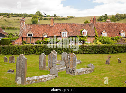 Les pierres tombales dans l'église paroissiale de St Marys Turville dans les collines de Chiltern Anglais avec vue sur country cottages vers Cobstone moulin Banque D'Images