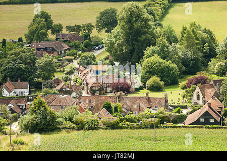 Vue sur le village de Turville dans les collines de Chiltern Anglais avec chalets et St Mary's Parish Church pour le Vicaire de Dibley Banque D'Images