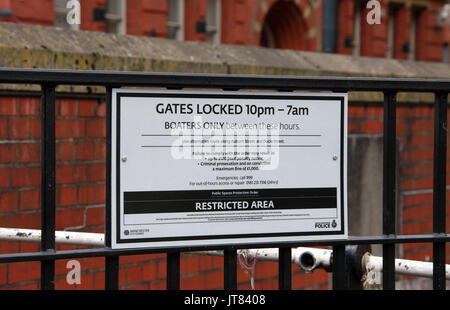 Rochdale Canal restricted area sign in Manchester City Centre Banque D'Images