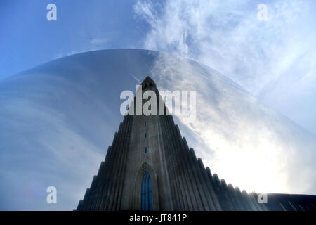Vue sur l'église Hallgrímskirkja reflète dans une sculpture de métal Banque D'Images