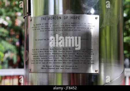 Plaque sur le phare de l'espoir à Sackville Park à Manchester Banque D'Images