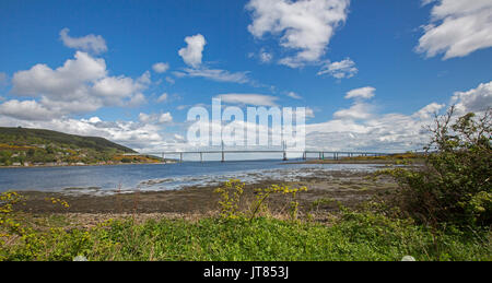 Vue panoramique du pont Kessock calme sur les eaux cristallines de l'estuaire - Estuaire de Beauly - sous ciel bleu à Inverness, Écosse Banque D'Images