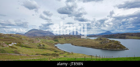 Vue panoramique sur le Loch Inchard avec paysage dominé par l'eau et des montagnes près de Kinlochbervie, Ecosse Banque D'Images