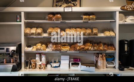 Une image horizontale de couleur à l'intérieur d'une petite ville avec des étagères de boulangerie chargé avec du pain frais. Banque D'Images