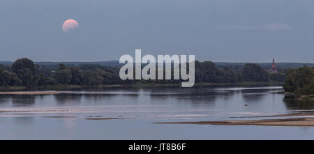 Toruń, Pologne. 07Th Aug, 2017. Eclipse de Lune partielle à Toruń, Pologne, 07 août 2017. Lieu de lune au-dessus de la rivière Vistule Crédit : yorgil/Alamy Live News Banque D'Images