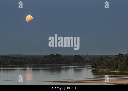 Toruń, Pologne. 07Th Aug, 2017. Eclipse de Lune partielle à Toruń, Pologne, 07 août 2017. Lieu de lune au-dessus de la rivière Vistule Crédit : yorgil/Alamy Live News Banque D'Images
