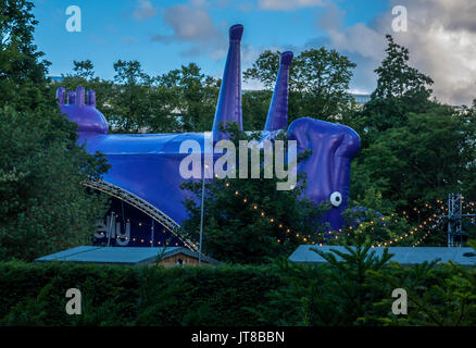 Édimbourg, Écosse, Royaume-Uni, le 7 août 2017. Salle du Festival Fringe d'Achille à George Square avec sa tête en bas unique vache pourpre tente dans la lumière du soir Banque D'Images
