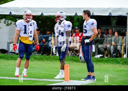 7 août 2017 : New England Patriots receveur Julian Edelman (11), le receveur Brandon cuisiniers (14) et New England Patriots le receveur Chris Hogan (15) (de G à D) attendre leur tour pour percer au cours d'une pratique commune à New England Patriots training camp où ils l'hôte de la Jacksonville Jaguars sur les champs de pratique au stade Gillette, à Foxborough, Massachusetts. Eric Canha/CSM Banque D'Images