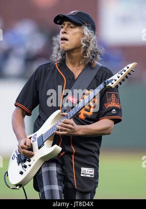 San Francisco, Californie, USA. 07Th Aug, 2017. 07 août 2017 : Metallica Kirk Hammett l'exécution de la ''Star Spangled Banner'', avant qu'un jeu entre la MLB Cubs de Chicago et les Giants de San Francisco à AT&T Park à San Francisco, Californie. Valerie/Shoaps Crédit CSM : Cal Sport Media/Alamy Live News Banque D'Images