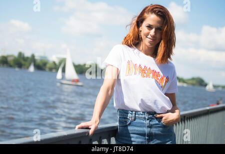 Hambourg, Allemagne. 26 juillet, 2017. La chanteuse pop allemande Vanessa Mai est posant pour l'appareil photo après une entrevue à Hambourg, Allemagne, 26 juillet 2017. Son nouvel album 'Regenbogen' sera libéré le 11 août 2017. Photo : Christina Sabrowsky/dpa/Alamy Live News Banque D'Images