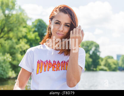 Hambourg, Allemagne. 26 juillet, 2017. La chanteuse pop allemande Vanessa Mai est posant pour l'appareil photo après une entrevue à Hambourg, Allemagne, 26 juillet 2017. Son nouvel album 'Regenbogen' sera libéré le 11 août 2017. Photo : Christina Sabrowsky/dpa/Alamy Live News Banque D'Images