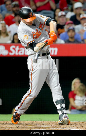 Anaheim, Californie, USA. 07Th Aug, 2017. 7 août 2017 : premier but des orioles de Baltimore, Chris Davis (19) brise son bat à la plaque dans le jeu entre le Baltimore Orioles et Los Angeles Angels of Anaheim, Angel Stadium d'Anaheim, CA, photographe : Peter Renner and Co Crédit : Cal Sport Media/Alamy Live News Banque D'Images