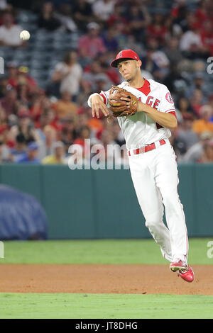 Anaheim, Californie, USA. 07Th Aug, 2017. 7 août 2017 : Los Angeles Angels shortstop Andrelton Simmons (2) fait un saut au premier jet d'obtenir la glissière dans le jeu entre le Baltimore Orioles et Los Angeles Angels of Anaheim, Angel Stadium d'Anaheim, CA, photographe : Peter Renner and Co Crédit : Cal Sport Media/Alamy Live News Banque D'Images