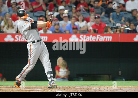 Anaheim, Californie, USA. 07Th Aug, 2017. 7 août 2017 : Baltimore Orioles champ centre Adam Jones (10) brise son bat dans le cadre de ce qu'il rencontre le lanceur dans le jeu entre le Baltimore Orioles et Los Angeles Angels of Anaheim, Angel Stadium d'Anaheim, CA, photographe : Peter Renner and Co Crédit : Cal Sport Media/Alamy Live News Banque D'Images