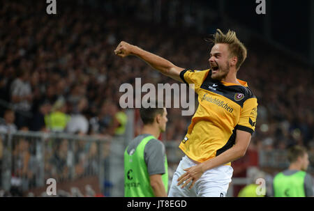 Hambourg, Allemagne. 7e août, 2017. Lucas de Dresde Röser célèbre une fois la mise à niveau le score à 2:2 au cours de la 2e Bundesliga allemande match de foot entre 1. FC St Pauli et Dynamo Dresde au Millerntorstadium à Hambourg, Allemagne, 7 août 2017. Photo : Daniel Reinhardt/dpa/Alamy Live News Banque D'Images