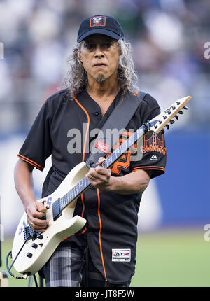 San Francisco, Californie, USA. 07Th Aug, 2017. 07 août 2017 : Metallica Kirk Hammett l'exécution de la ''Star Spangled Banner'', avant qu'un jeu entre la MLB Cubs de Chicago et les Giants de San Francisco à AT&T Park à San Francisco, Californie. Valerie/Shoaps Crédit CSM : Cal Sport Media/Alamy Live News Banque D'Images