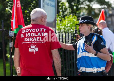 Edinburgh, Ecosse, Royaume-Uni. Le 08 août, 2017. Partisans Pro-Palestinian protester contre la mise en scène de la Shalom Festival dans le cadre de l'Edinburgh Fringe Festival. Le Shalom International Festival est organisé par Hadar Galron avec l'objectif de construire des ponts culturels et célébrer la coexistence et la paix. Credit : Riche de Dyson/Alamy Live News Banque D'Images