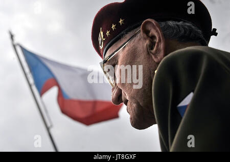 ***PHOTO d'avril 10, 2010 Jaroslav Klemes prend part à la réunion de commémoration pilote de guerre Adolf Opalka et 68e anniversaire du groupe de parachutistes Out Distance's participant à l'opération sur l'attaque sous-Reichsprotektor Reinhard Heydrich au mémorial de Orechov, République tchèque.*** Le Lieutenant-général Jaroslav Klemes, un héros de la DEUXIÈME GUERRE MONDIALE et ancien combattant qui a été le dernier vivant paratrooper envoyé de la Grande-Bretagne pour les territoires de Bohême pendant la guerre, est mort à l'âge de 95 ans cet après-midi, le lundi, Août 7, 2017. (CTK Photo/Lubos Pavlicek) Banque D'Images