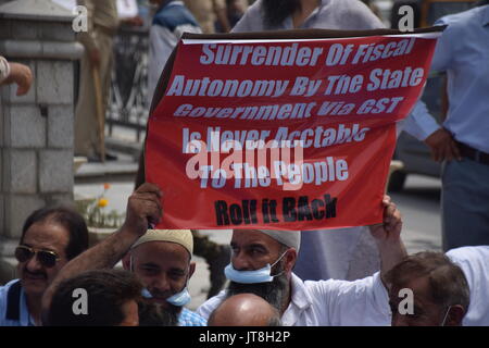 JKCC tenir assis silencieux de protestation contre la tour de l'horloge Lal Chowk Jammu Cachemire Cordination Commitie tenir une heure assis silencieux de protestation contre la tour de l'horloge centrale Lal Chowk Cachemire Srinagar contre TPS,S Extension à Jammu-et-Cachemire et abandon de l'autonomie fiscale par l'état Govt Via TPS n'est jamais acceptable de la population déclare J&K comme zone économique libre et le rôle de la tps retour... Srinagar Cachemire ; l'emplacement de l'Inde. Date ; 08- Août - 2017 Banque D'Images