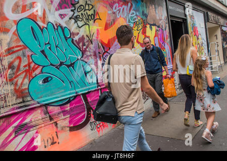 Londres, Royaume-Uni. Le 08 août, 2017. Graffiti sur l'extérieur de la Wardour St galerie - PichiAvo : dieux en nous la confiance - une nouvelle commission et d'exposition à Londres, l'unité de Wardour Street, d'artistes espagnols PichiAvo. La façade extérieure et les murs intérieurs de l'Unité en bas de Londres galerie sont couvertes de la tête couleur-de-pied par PichiAvo graffiti le mélange unique d'art et styles. Crédit : Guy Bell/Alamy Live News Banque D'Images