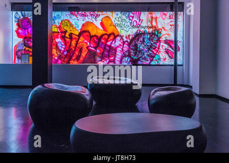 Londres, Royaume-Uni. Le 08 août, 2017. L'extérieur à l'intérieur de la lumineuse affiche graffiti gallery - PichiAvo : dieux en nous la confiance - une nouvelle commission et d'exposition à Londres, l'unité de Wardour Street, d'artistes espagnols PichiAvo. La façade extérieure et les murs intérieurs de l'Unité en bas de Londres galerie sont couvertes de la tête couleur-de-pied par PichiAvo graffiti le mélange unique d'art et styles. Crédit : Guy Bell/Alamy Live News Banque D'Images
