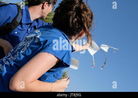 Jérusalem, Israël. 8e août, 2017. Le HaMachanot HaOlim la jeunesse de circulation voler des cerfs-volants, dans l'esprit de Janusz Korczak's vision éducative unique, qui symbolise la vie, l'enfance et la tolérance, à une cérémonie commémorative marquant 75 ans depuis la mort de Janusz Korczak. Henryk Goldszmit Korczak, né en 1878, un éducateur de Juifs polonais et le pédiatre, directeur d'un orphelinat à Varsovie, a refusé la liberté personnelle et escorté ses 200 orphelins, forcé de le camp de la mort de Treblinka, où ils ont été exterminés en 1942. Credit : Alon Nir/Alamy Live News Banque D'Images