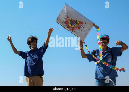 Jérusalem, Israël. 8e août, 2017. Le HaMachanot HaOlim la jeunesse de circulation voler des cerfs-volants, dans l'esprit de Janusz Korczak's vision éducative unique, qui symbolise la vie, l'enfance et la tolérance, à une cérémonie commémorative marquant 75 ans depuis la mort de Janusz Korczak. Henryk Goldszmit Korczak, né en 1878, un éducateur de Juifs polonais et le pédiatre, directeur d'un orphelinat à Varsovie, a refusé la liberté personnelle et escorté ses 200 orphelins, forcé de le camp de la mort de Treblinka, où ils ont été exterminés en 1942. Credit : Alon Nir/Alamy Live News Banque D'Images