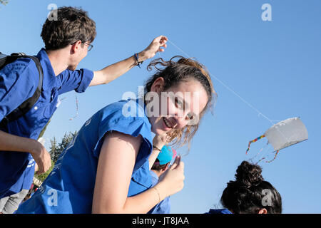 Jérusalem, Israël. 8e août, 2017. Le HaMachanot HaOlim la jeunesse de circulation voler des cerfs-volants, dans l'esprit de Janusz Korczak's vision éducative unique, qui symbolise la vie, l'enfance et la tolérance, à une cérémonie commémorative marquant 75 ans depuis la mort de Janusz Korczak. Henryk Goldszmit Korczak, né en 1878, un éducateur de Juifs polonais et le pédiatre, directeur d'un orphelinat à Varsovie, a refusé la liberté personnelle et escorté ses 200 orphelins, forcé de le camp de la mort de Treblinka, où ils ont été exterminés en 1942. Credit : Alon Nir/Alamy Live News Banque D'Images