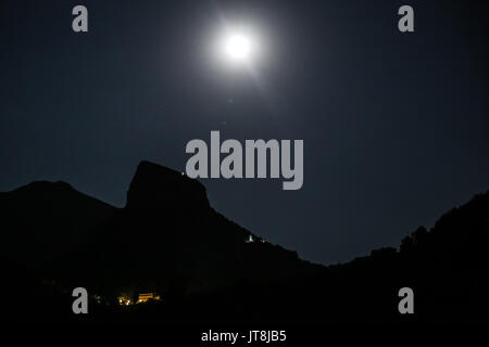 Péloponnèse. 7e août, 2017. La pleine lune est visible sur la nuit du 7 août 2017 dans le sud de la péninsule du Péloponnèse, Grèce. Leftherios Partsalis : Crédit/Xinhua/Alamy Live News Banque D'Images