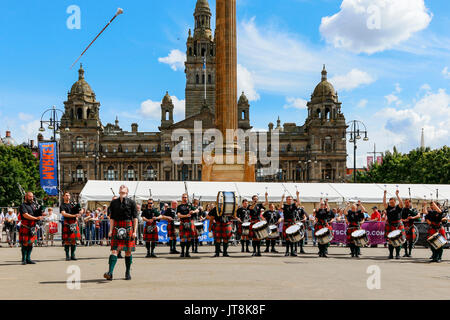 Glasgow, Ecosse, Royaume-Uni. 8 Août, 2017. Le deuxième jour de la tuyauterie 'Live' le public ont été divertis par des concerts gratuits dans GeorgeSquare, par certains des Pipe Bands internationaux participant à la compétition, y compris celle de New York, l'un de l'Illinois et l'une d'Auckland, en Nouvelle-Zélande. Une grande partie de la musique était les morceaux qui seront joués à l'étapes du concours le vendredi 12 août. Credit : Findlay/Alamy Live News Banque D'Images