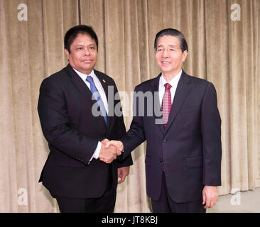 Beijing, Chine. 8e août, 2017. Le Conseiller d'Etat chinois Guo Shengkun(R), également ministre de la Sécurité publique, se réunit avec le Panama Ministre de la sécurité publique à Beijing Bethancourt Alexis, capitale de la Chine, le 8 août 2017. Credit : Ding Haitao/Xinhua/Alamy Live News Banque D'Images