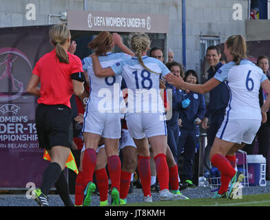 Mourneview Park, Lurgan, Irlande du Nord. 08 août 2017. Ligue féminine des moins de 19 ans de l'GROUPEB - Italie v Angleterre. L'Angleterre célèbre son premier but. Crédit : David Hunter/Alamy Live News. Banque D'Images