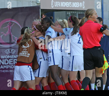 Mourneview Park, Lurgan, Irlande du Nord. 08 août 2017. Ligue féminine des moins de 19 ans de l'GROUPEB - Italie v Angleterre. L'Angleterre célèbre son premier but. Crédit : David Hunter/Alamy Live News. Banque D'Images