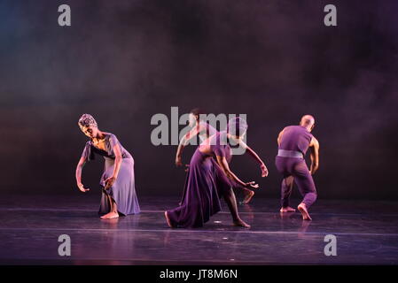 Cologne, Allemagne. 8e août, 2017. Danseurs de la compagnie de danse NOUS - Alvin Ailey American Dance Theater - danse pendant un appel Appuyez sur scène à la Philharmonie dans le cadre de l'Koelner Sommerfestival à Cologne, Allemagne, le 8 août 2017. La compagnie de danse de New York sont de donner des représentations à la Philharmonie de Cologne à partir de 08 - 13 août 2017. - Pas de service de fil - Photo : Horst Galuschka/dpa/Horst Galuschka dpa/Alamy Live News Banque D'Images