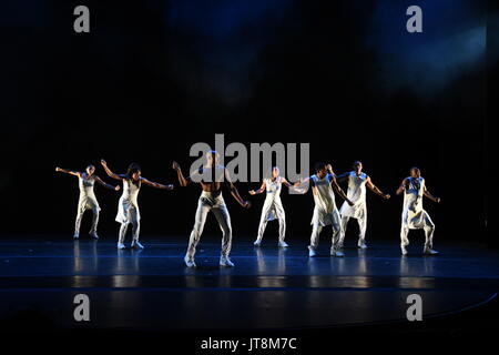 Cologne, Allemagne. 8e août, 2017. Danseurs de la compagnie de danse NOUS - Alvin Ailey American Dance Theater - danse pendant un appel Appuyez sur scène à la Philharmonie dans le cadre de l'Koelner Sommerfestival à Cologne, Allemagne, le 8 août 2017. La compagnie de danse de New York sont de donner des représentations à la Philharmonie de Cologne à partir de 08 - 13 août 2017. - Pas de service de fil - Photo : Horst Galuschka/dpa/Horst Galuschka dpa/Alamy Live News Banque D'Images