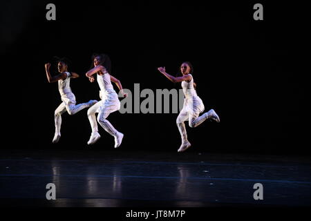 Cologne, Allemagne. 8e août, 2017. Danseurs de la compagnie de danse NOUS - Alvin Ailey American Dance Theater - danse pendant un appel Appuyez sur scène à la Philharmonie dans le cadre de l'Koelner Sommerfestival à Cologne, Allemagne, le 8 août 2017. La compagnie de danse de New York sont de donner des représentations à la Philharmonie de Cologne à partir de 08 - 13 août 2017. - Pas de service de fil - Photo : Horst Galuschka/dpa/Horst Galuschka dpa/Alamy Live News Banque D'Images