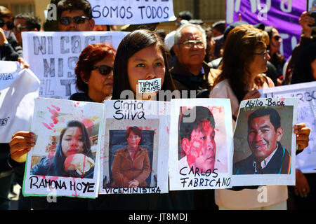 La Paz, Bolivie, le 8 août 2017. Un manifestant a couvert de sang photos de chiffres du gouvernement lors d'une réunion pour montrer l'opposition au gouvernement a l'intention d'annuler la Loi 180, qui est débattu aujourd'hui au Sénat. La loi a été créé en 2011 après des manifestations de masse (qui incluait un mois Mars 2 à partir de la région de La Paz) par TIPNIS habitants et beaucoup d'autres anti-gouvernement envisage de construire une route à travers la région sans consultation Credit : James Brunker/Alamy Live News Banque D'Images